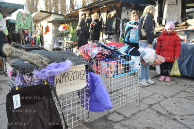 Gdansk. Targowisko miejskie na ul. 3 Maja. NZ. stoiska...