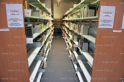 Polka z niektorymi pustymi polkami w Bibliotece Glownej...
