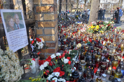 Sopot. Ul. Armii Krajowej 55. Ludzie skladaja kwiaty...