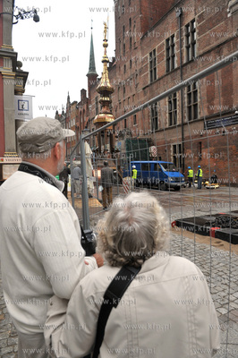 Przygotowania do montazu drestaurowanego hełmu Ratusza...
