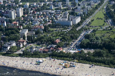 Gdansk Brzezno z lotu ptaka.Plaza i pawilony handlowo...