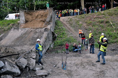 Wyburzanie Mostku Weisera Dawidka na gdanskiej Strzyzy....
