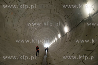 Zakonczona pierwsza nitka tunelu pod Wisla zostala...