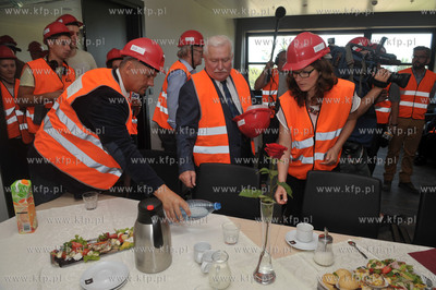 Prezydent Lech Walesa zwiedzal budowe Europejskiego...