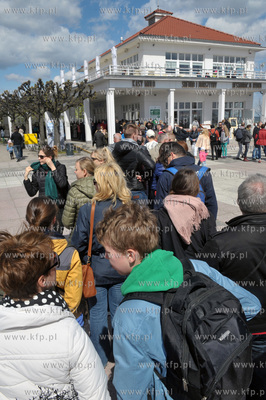 Sopot. Dluga kolejka do kas biletowych na molo. 2.05.2015...