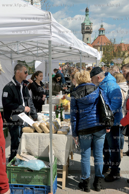 Sopot. Targ sniadaniowy na placu Przyjaciol Sopotu....
