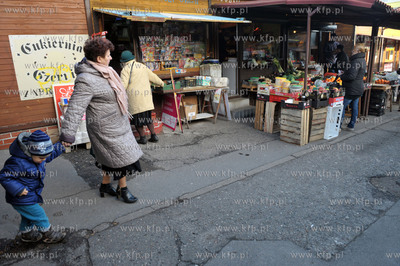 Gdansk Suchanino. Targowisko, maly bazar na rogu ul....