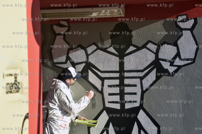 Mural autorstwa Grzegorza Zająca powstaje w przejściu...