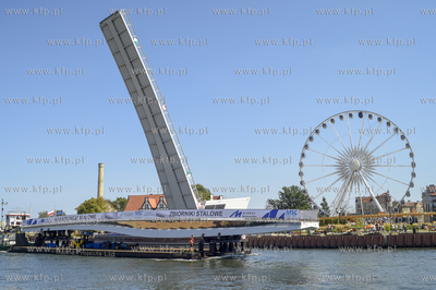 Gdańsk. Transport barką kładki, która połaczy...