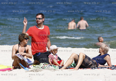 Polwysep helski. Marcin Prokop nad morzem z coreczka.
23.07.2008
fot....