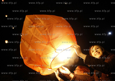 Gdansk. Plac Kobzdeja. 96 lampionow wypuszczono przez...