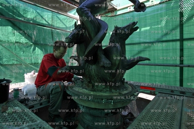 Konserwacja fontanny Neptuna na Długim Targu. Nz....