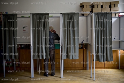 Obwodowe komisje ds. referendum w szkole podstawowej...