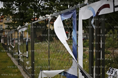 Zniszczone nielegalne bannery reklamowe przy alei Żołnierzy...