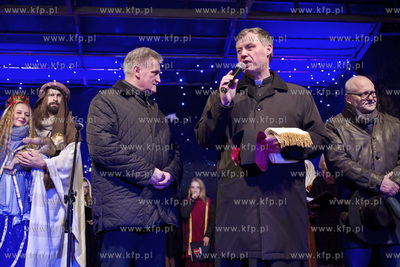 Wigilia gdańska na Długim Targu. Nz. ks. Ireneusz...