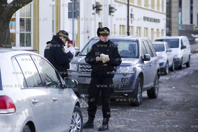 Strażnicy miejscy wypisują mandaty za źle zaparkowane...