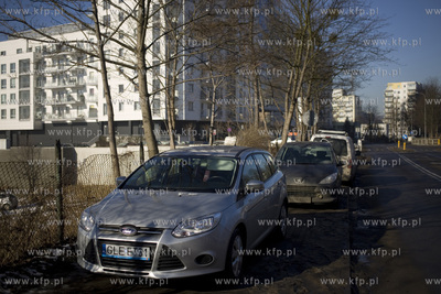 Zaparkowane auta przy al. Legionów w Gdyni.
15.02.2017
fot....
