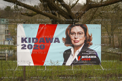 Banery wyborcze Małgorzaty Kidawy-Błońskiej na płocie...