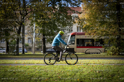 Rowerzyści na ścieżce rowerowej przy al. Zwycięstwa....
