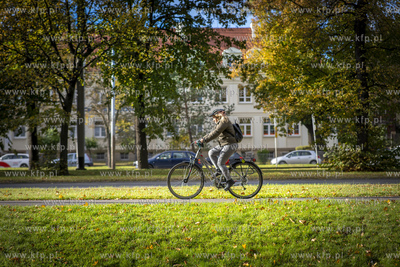 Rowerzyści na ścieżce rowerowej przy al. Zwycięstwa....