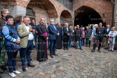 Zespół Przedbramia. Po 83 latach trzy dzwony kościelne,...