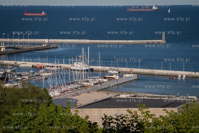 Gdynia. Widok na marinę jachtową i plażę z Kamiennej...