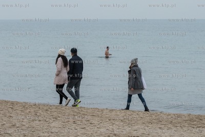 Sopot. Tlumy ludzi spacerują po plaży. 14.11.2020...