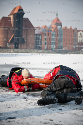 Marina w Gdansku. Cwiczenia ratownikow wopr oraz strazakow...
