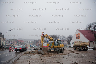 Gdansk. Montaz kolejnych czesci wiaduktu nad torami...