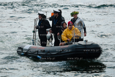 Marynarze okretu rakietowego ORP Orkan transportuja...