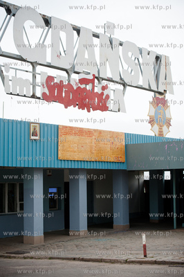 Gdansk. Brama Historyczna nr 2 Stoczni Gdanskiej. Napis...