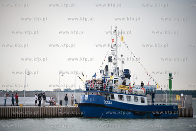 Sopot. Grupa kaszubow z polwyspu helskiego przyplynela...