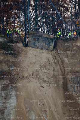 Gdynia. Akcja zsuwania powojennego polskiego schronu...