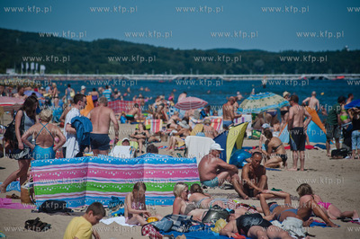 Wakacyjny, sloneczny dzien na przepelnionej ludzmi...