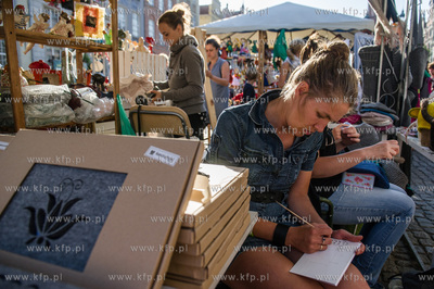 Gdansk. Dlugi Targ. DoMINIk designe - towarzyszacy...