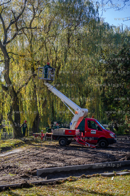 Gdansk. Jesienne, sloneczne przedpoludnie w Parku Orunskim.
Nz...