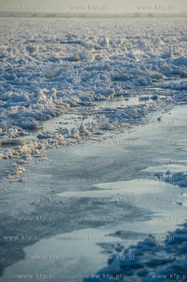 Skuta lodem Wisla na wysokosci przeprawy promowej w...