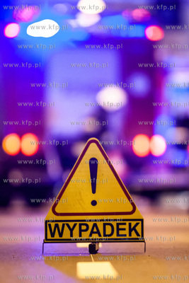 Symulowana akcja ratunkowa po zderzeniu trzech samochodow,...