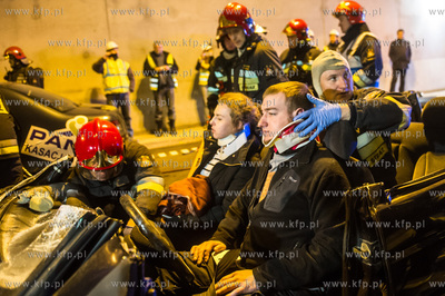 Symulowana akcja ratunkowa po zderzeniu trzech samochodow,...