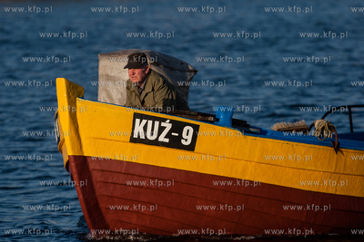 Kuter rybacki wplywajacy do portu w Kuznicy. 19.08.2015...