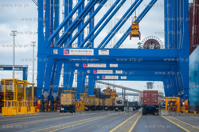 Gdańsk. Terminal kontenerowy DCT. 04.12.2017 fot....
