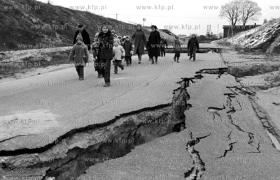 Znisczony fragment drogi w Borkowie na Kaszubach pomiedzy...