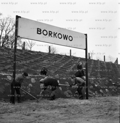 Porzadkowanie w czynie spolecznym przystnku kolejowego...