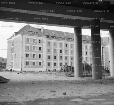 Widok spod filar łw akademika na ul. Konrada Leczkowa...
