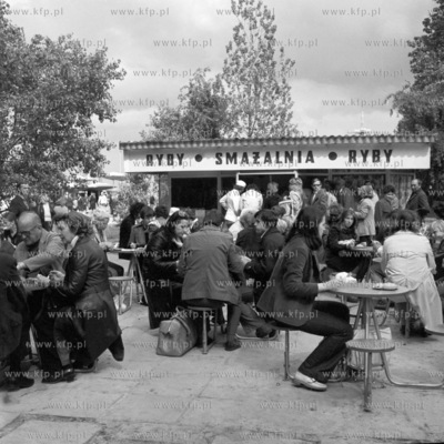 Smazalnia ryb na skerze Kosciuszki w Gdyni 21.06.1976...