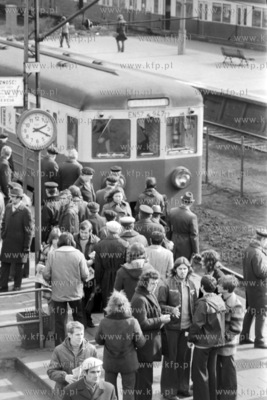 Przystanek SKM Gdańsk Stocznia. 11.04.1975 2kwiecien75_z.kosycarz_p15...