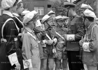 Milicjant przekazuje ostatnie wzkazówki młodym adeptom...