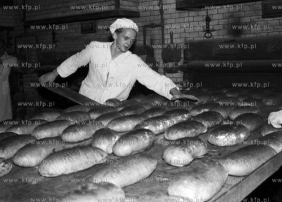 Wypiek chleba w piekarni. (lata60). 1965 0005462z Fot....