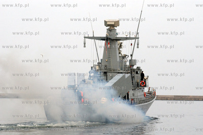 ORP GROM - okret rakietowy typu Orkan manerwrujacy...