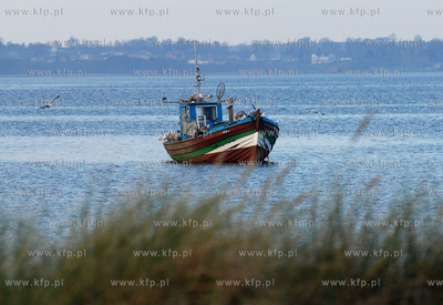 Rewa jesienia. Nz. Lodz rybacka 19.11.2006Fot....